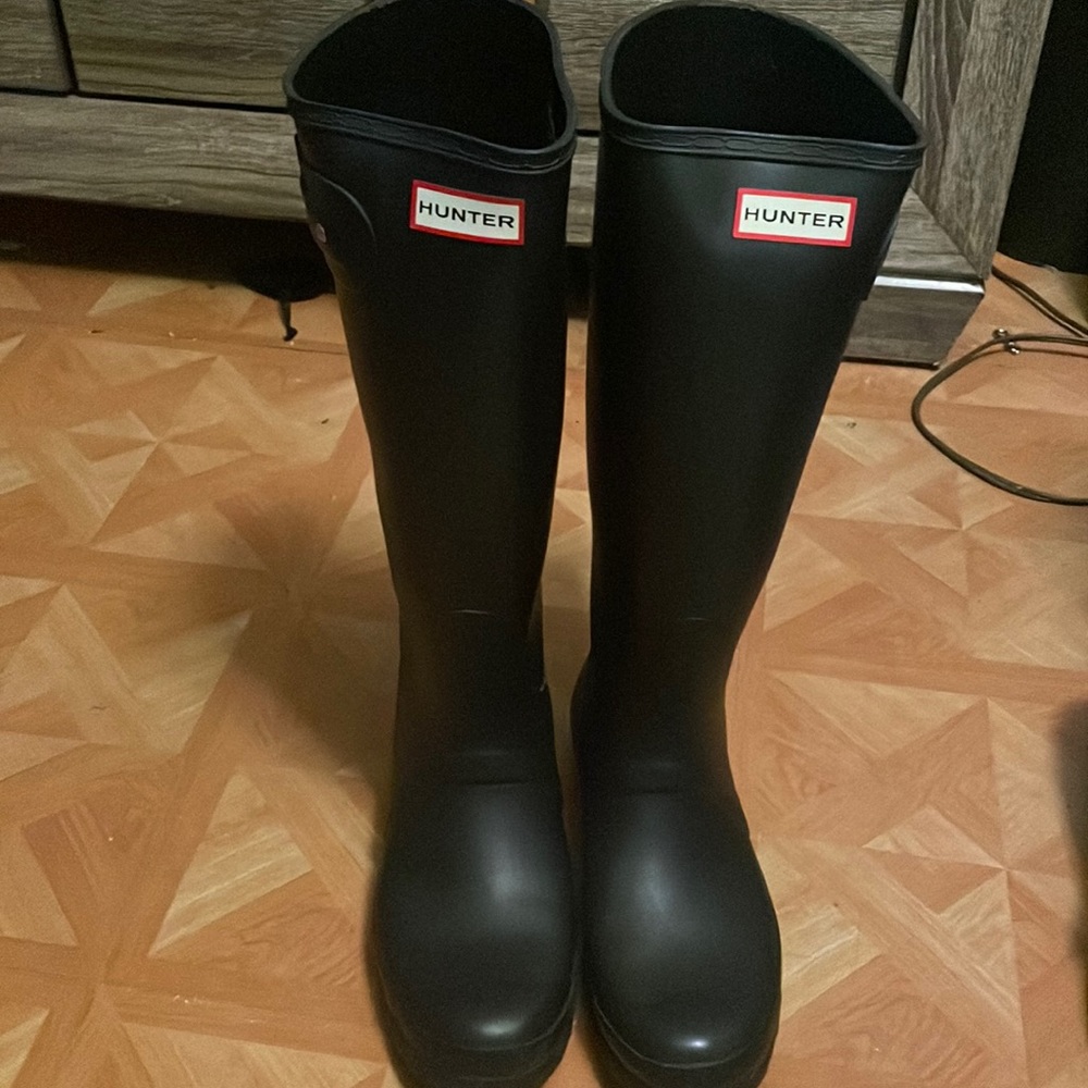 Black hunter boots no scratches scuffs with box . Box has deformities